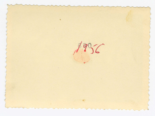 Groupe de gymnastes féminines lors d'une rencontre à Redon en 1956 (Chantal Le Mercier figure à la septième position, en partant de la droite, en position accroupie) (recto-verso)