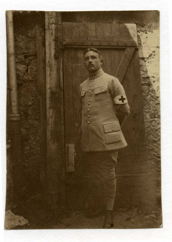 [Marcel Hauton posant en uniforme et brassard d'infirmier]. - [s.l], [s.d.]