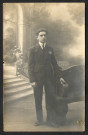 Gaston Georges prenant la pose dans un studio de photographie.