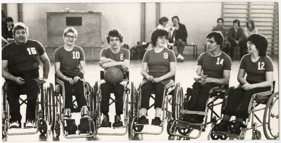 Compétition régionale de basket en fauteuil. - Match de basket entre les équipes de Saint-Nazaire et d'Angers au gymnnase Jules Ferry à Saint-Nazaire (1983)