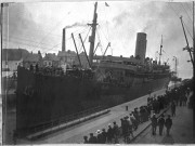 [Guerre 1914-1918]. - Arrivée de contingents de troupes américaines le 26 juin 1917 [ : navire à quai] / Louis Péneau