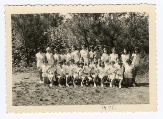 Groupe de gymnastes féminines lors d'une rencontre à Redon en 1956 (Chantal Le Mercier figure à la septième position, en partant de la droite, en position accroupie) (recto-verso)