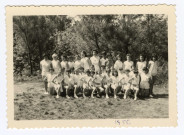 Groupe de gymnastes féminines lors d'une rencontre à Redon en 1956 (Chantal Le Mercier figure à la septième position, en partant de la droite, en position accroupie) (recto-verso)