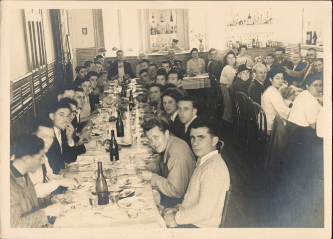 Repas du Vélo Club Nazairien : photographies de groupe devant un restaurant au Croisic.
Sur la photo 133NUM/4, on reconnaît M. Chaillot et M. Hauton en partant de la droite.Au fond à droite, il s'agirait de M. Larousse, bijoutier à Saint-Nazaire.