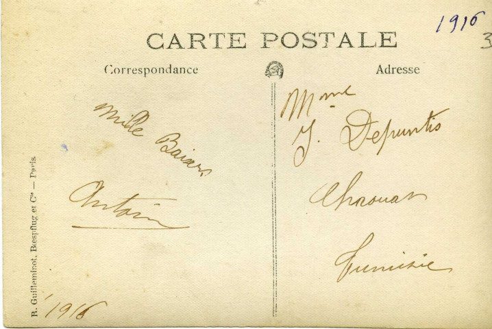 Antoine Depuntis posant devant un véhicule militaire