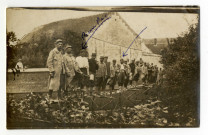 Soldats de la 4e section dont Constant Corbillé et son camarade Pierre Prié sur un pont en pilotis
