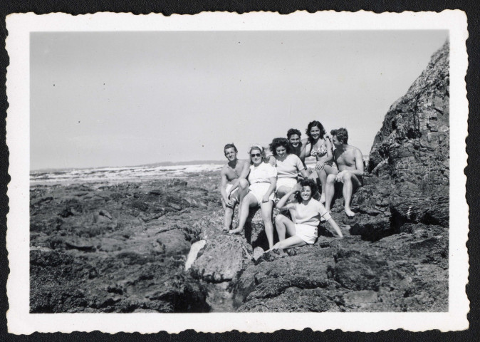 Scène de loisirs : portait d'un groupe d'amis auquel appartenait Robert Pesneau, sur une plage entre Villès et Kerlédé.