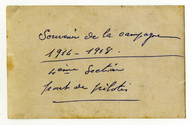 Soldats de la 4e section dont Constant Corbillé et son camarade Pierre Prié sur un pont en pilotis