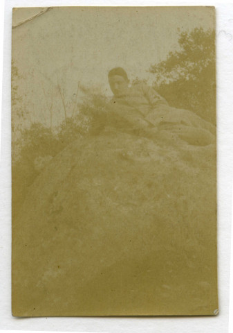[Marcel Hauton allongé sur un rocher]. - Rocourt, 10 novembre 1917
