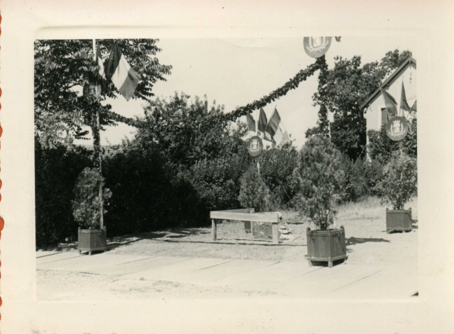 Pose de première pierre : lieu de la cérémonie tribune prise sous un autre angle de vue].- [Saint-Nazaire], [vers 1950].