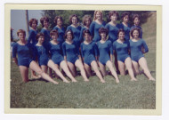 Groupe de gymnastes féminines du SNOS gymnastique dont Chantal Le Mercier à 17 ans (2ème rangée, position debout, 4ème en partant de la droite) (recto-verso).