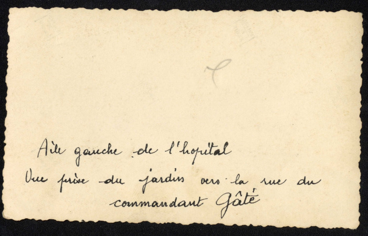 Aile gauche de l'hôpital, vue prise du jardin vers la rue du Commandant Gâté