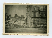 Simone Toussaint devant les ruines de l'épicerie du Trianon 21 rue Charles-Brunelière.