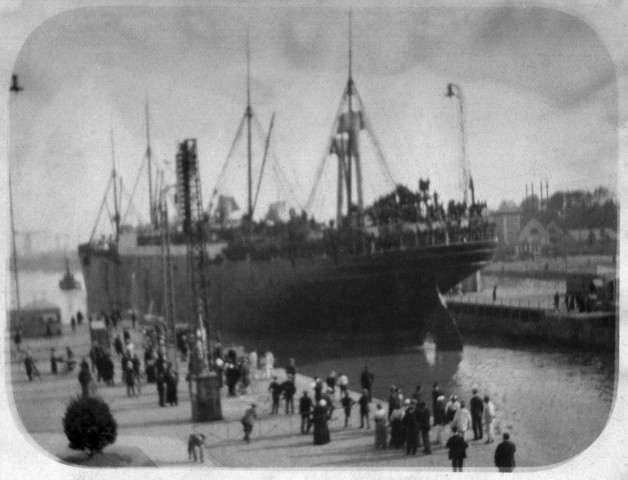 [Guerre 1914-1918]. - Arrivée des troupes anglaises à Saint-Nazaire (1914) : [navire dans le sas d'entrée] / Louis Péneau