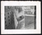 Bombardements, dégâts : voiture Citroën Traction projetée par le souffle de l'explosion d'une bombe sur la toiture du bâtiment des douanes de Saint-Nazaire.