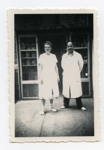Pierre et Simone Toussaint devant l'Epicerie du Trianon (lieu non identifié).