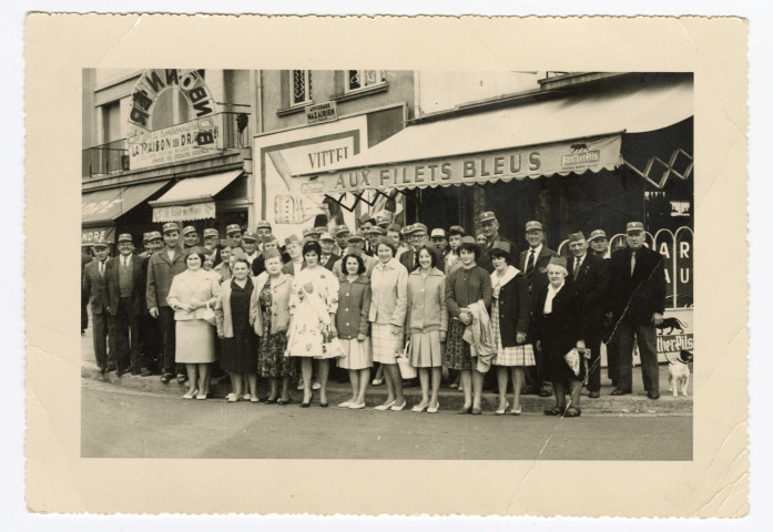 Amicale des Artilleurs : photographie de groupe devant le café des Filets bleus