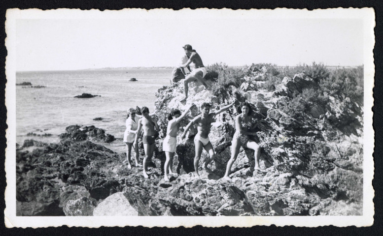 Scène de loisirs : portait d'un groupe d'amis auquel appartenait Robert Pesneau, sur une plage entre Villès et Kerlédé.