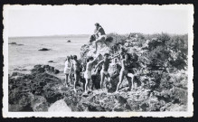 Scène de loisirs : portait d'un groupe d'amis auquel appartenait Robert Pesneau, sur une plage entre Villès et Kerlédé.