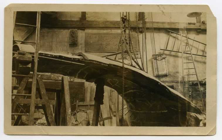 [Détail d'une aile de l'aigle]. - Paris, 1926. - 1 tirage photographique monochr. brun ; 9 X 14,5 cm.