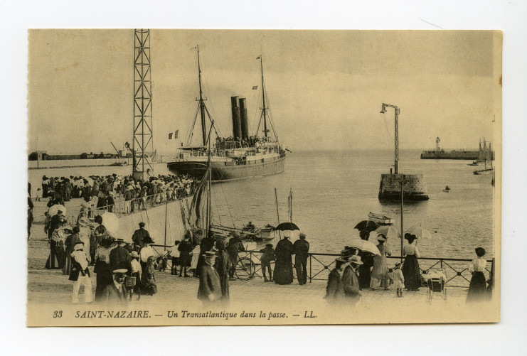 Saint-Nazaire, un Transatlantique dans la passe. Collection particulière - Archives de Saint-Nazaire, 92NUM/12