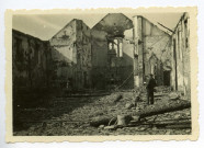 [ Vue d'un homme dans les ruines de l'église Saint-Gohard ]. - Saint-Nazaire, [vers 1943]