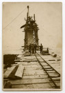 [Mémorial américain de Saint-Nazaire : montage de la statue sur son piédestal (réalisation : architecte Chaney, entreprise Graziana)] / Express photo. - Saint-Nazaire, 1926. - 1 tirage photographique monochr. brun ; 17,5 X 12 cm.