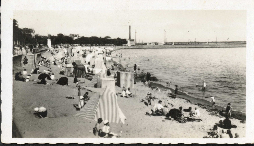Vues de la ville autour des années 1925 à 1940 : la plage, les bassins, l'entrée des bassins, la vieille entrée, le vieux Saint-Nazaire, le monument américain, le boulevard de l'Océan, le monument aux Morts 1914-1918, la place Carnot.