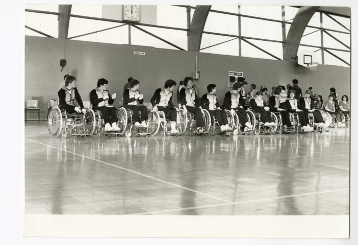 Compétition de basket en fauteuil.- Sur le terrain l'équipe des Pays-bas, Angers (1983)