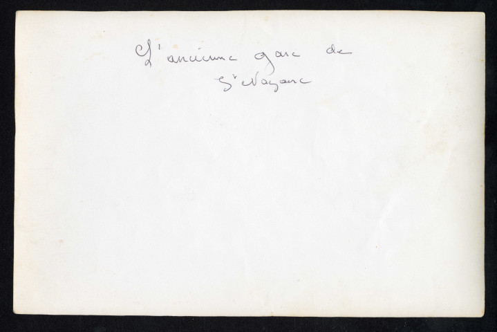 Foule rassemblée devant la gare