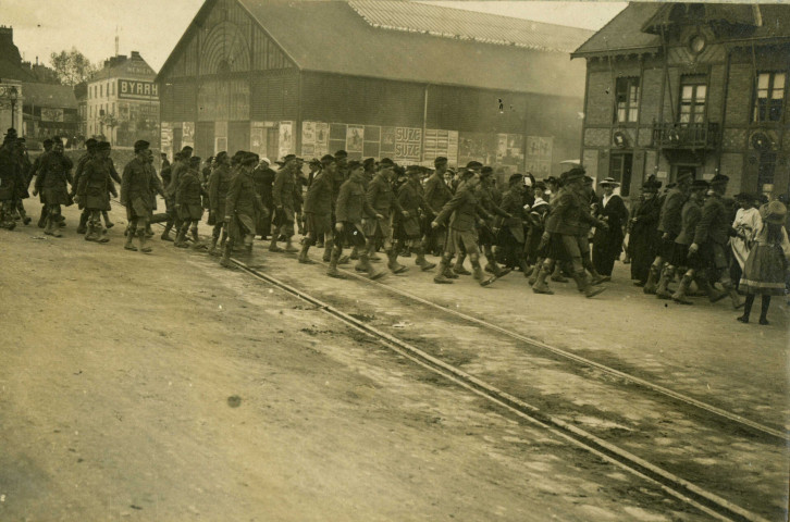 Défilé de soldats Ecossais / Chambre de Commerce de Saint-Nazaire.- [Saint-Nazaire], [1917].
