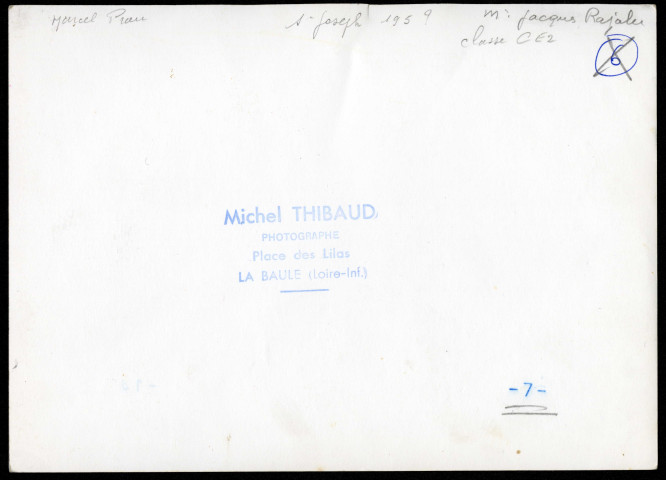 Classe de CE 2 (Cours élémentaire) dirigée par l'instituteur Monsieur Rajalu : photographie n° 7