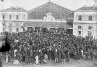 [Saint-Nazaire.- Foule devant la gare, près de l'entrée de la gare, passage d'un convoi mortuaire]