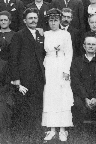 [Mariage de Julien Bernier et de sa femme (au centre), entourés de membres de la famille]. - [s.l.], [vers 1919?]