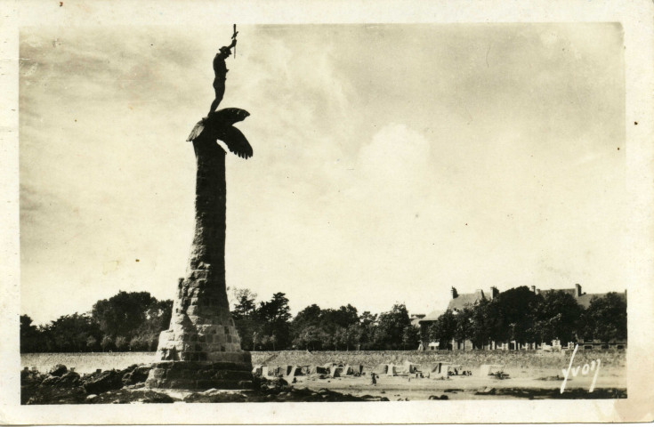 Vue sur le monument américain et la plage de Saint-Nazaire, prise depuis le pied du monument américain.