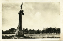 Vue sur le monument américain et la plage de Saint-Nazaire, prise depuis le pied du monument américain.