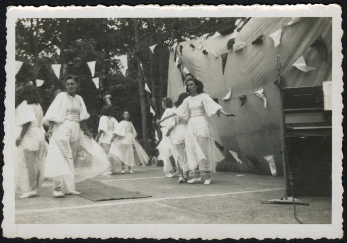 Voyages et déplacements des gymnastes à l'occasion de rencontres et fêtes fédérales de gymnastique féminine, à Paris et Cannes notamment.