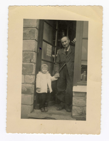M. Pierre Zollet père à l'entrée du magasin place Marceau avec sa petite fille Madame Zollet-Duquenoy et M. Pierre Zollet père dans son magasin place Marceau : 2 photographies.