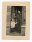 M. Pierre Zollet père à l'entrée du magasin place Marceau avec sa petite fille Madame Zollet-Duquenoy et M. Pierre Zollet père dans son magasin place Marceau : 2 photographies.