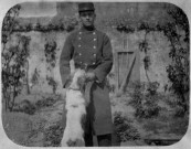 [Jeune soldat dans un jardin avec un chien] / Louis Péneau