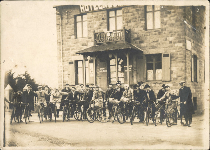 Sortie en vélo : photographie de groupe devant l'Hôtel du [...]