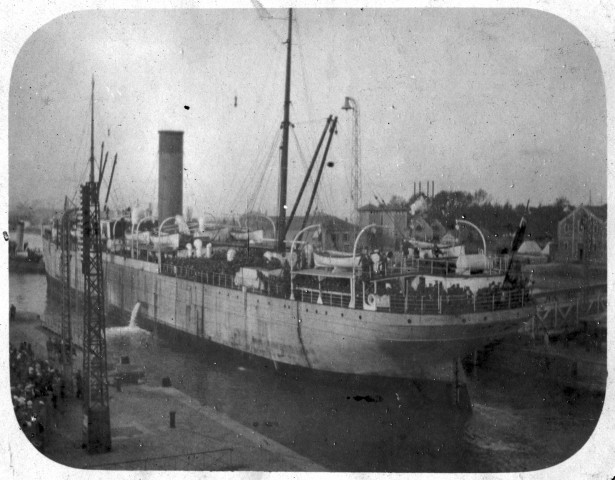 [Guerre 1914-1918] A Saint-Nazaire, 1914 [ : vue sur un navire chargé de troupes passant l'écluse] / Louis Péneau. - Saint-Nazaire, 1914