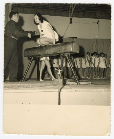 SNOS (Saint-Nazaire athlétisme), spectacle des jeunes gymnastes sur la scène du gymnase de l'école Léon-Gambetta.