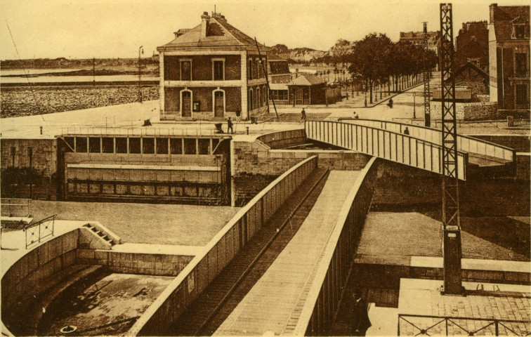 Saint-Nazaire.- Le pont tournant ouvert.- Paris / LL., [vers 1910-1920]