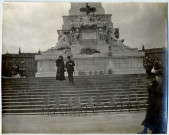 Bordeaux le 21 septembre 1916. - [Un homme et une femme devant le socle du monument aux Girondins] / Louis Péneau
