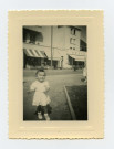 Jeune enfant de la famille Toussaint devant l'Epicerie du Trianon du boulevard Gambetta et Square de la mutualité : photographies