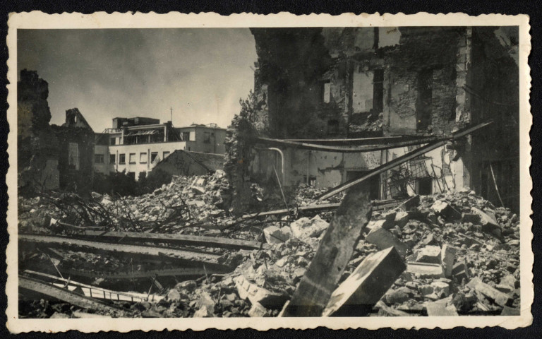 Aile gauche de l'hôpital, vue prise du jardin vers la rue du Commandant Gâté