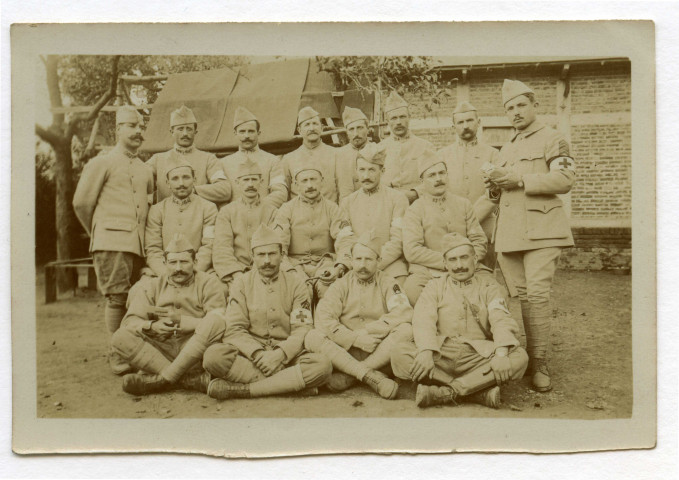 [Soldats infirmiers posant en portait de groupe, Marcel Hauton est debout à droite]. - [s.l.], [s.d.]