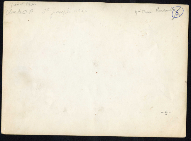 Classe de CP (Cours préparatoire) dirigée par l'institutrice Marie-Thérèse Revenu : photographie n° 9