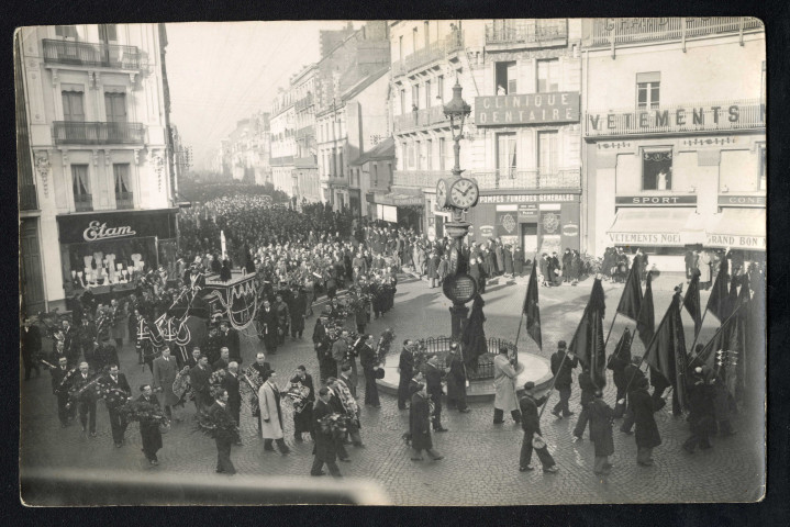 Cortège funéraire passant rue de Nantes/place des 4 Z'Horloges